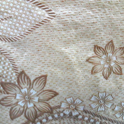 Khăn Trải Bàn PAULEE PWL 241 (147cm x 230cm) hoa văn nổi, ánh kim vàng, nền kem nhạt, nhựa PVC dẻo-không thấm nước