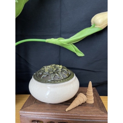 Lư xông trầm bằng gốm có tấm lót chống nóng , chống ố vàng đáy lư , lư hương sứ kèm đế cắm được tất cả các loại nhang , giúp tạo ra bầu không khí trong lành , tĩnh tâm và an lạc
