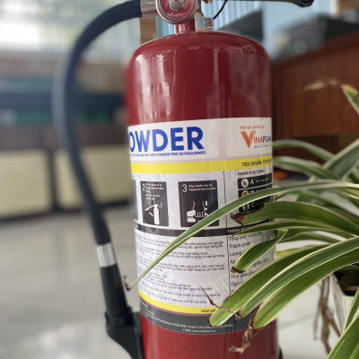 Bình chữa cháy bột ABC 4kg Vinafoam V4-P có tem kiểm định đạt công suât dập tắt 2A55B