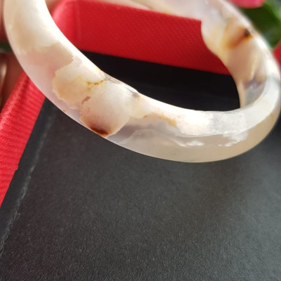 Vòng tay phong thuỷ Nữ Bản Hẹ Đá Mã Não trắng vàng nhẹ bông hoa bóng đẹp Vòng tay Nữ Ni 48mm x Cao 11mm x dầy 6mm Nữ tay nhỏ cân nặng 30kg - 45kg đeo đẹp ạ