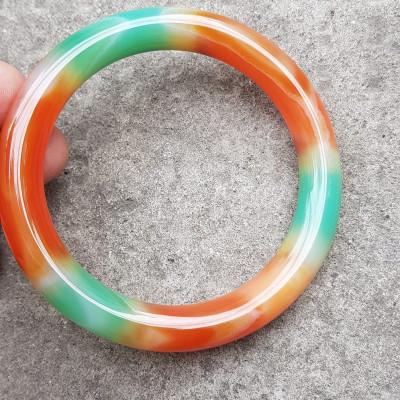 Vòng tay đá mã não tứ quý mới chột to đẹp quá Ni 57mm x chột 10mm Nữ thích đeo vòng chột to 55kg - 65kg đeo ạ Vòng màu xanh ngọc cam đều lam trắng đỏ nhẹ đều vòng rất đẹp ạ