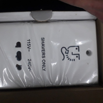 Ổ cắm dao cạo râu E727 WE G19 Schneider - Màu trắng, điện áp 115/240 Vac