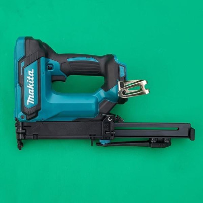 MÁY BẮN ĐINH GHIM DÙNG PIN (ĐINH J 10MM)(18V) MAKITA DST121ZK (KHÔNG KÈM PIN VÀ SẠC) - HÀNG CHÍNH HÃNG