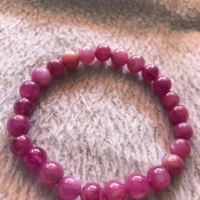 CHIẾC VÒNG TAY NỮ ĐÁ RUBBY HỒNG CÁNH SEN ĐẸP  SIZE VÒNG 8LY ĐÚNG CUNG SANH HỢP NỮ MỆNH HỎA MỆNH THỔ  100% ĐÁ RUBBY HỒNG TỰ NHIÊN Ạ