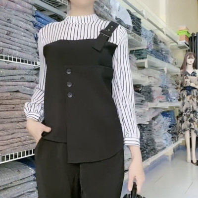 Set áo sơ mi yếm sọc một dây kèm quần ống đứng trẻ trung.