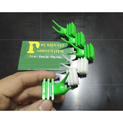 1 CÁI XIÊN TRÁI CÂY NHỎ BẰNG NHỰA GIỮ TRÁI CÂY CHO CHIM CẢNH, VẸT